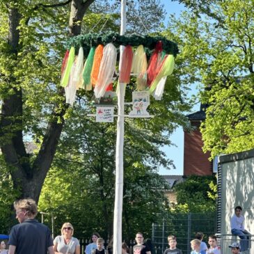 Tanz in den Mai an der Grundschule Neesen