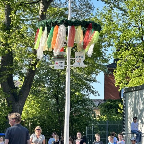 Tanz in den Mai an der Grundschule Neesen